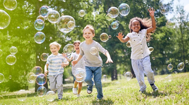 kids_playing_bubbles_istock