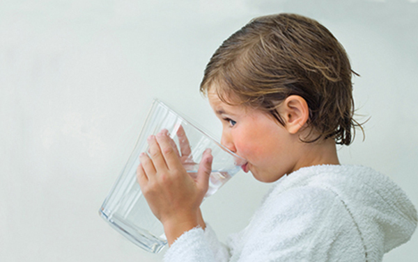 Uống quá nhiều nước gây ảnh hưởng không tốt đến sức khỏe của bé