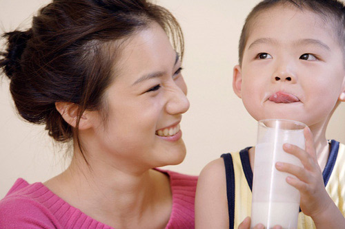 Mẹo hay giúp bé thích uống sữa - 1
