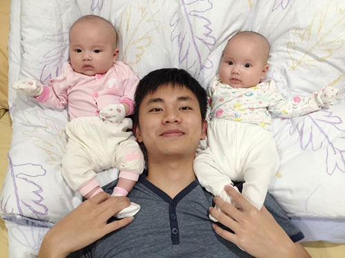 Ông bố Việt mách chiêu ru con ngủ siêu tốc bằng khăn xô - 5