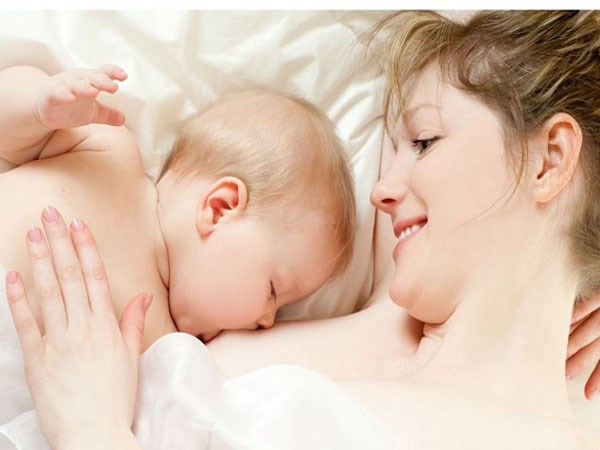 Tích cực cho con bú hàng ngày cũng là một cách hiệu quả giúp mẹ duy trì nguồn sữa dồi dào sau sinh